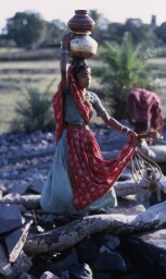 /medias/customer_2/EXPOSITIONS VIRTUELLES/OTHONY HEDE VISAGES/La petite porteuse d eau a Bhopal en 1968_jpg_/0_0.jpg